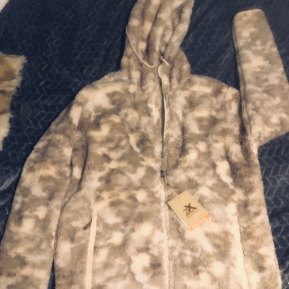 ZeroXposur Plush Hooded Jacket in Beige and Cream Cloud Print